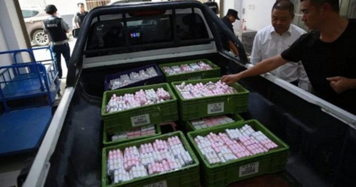 Pria Tiongkok Beli Mobil Mewah Pakai Uang Receh