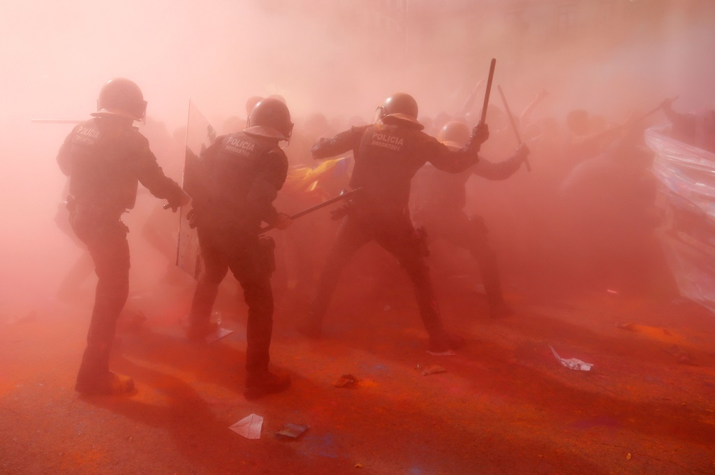 Polisi bentrok dengan kelompok separatis di Barcelona, Spanyol,. 29 September 2018. (Foto: AFP/PAU BARRENA)