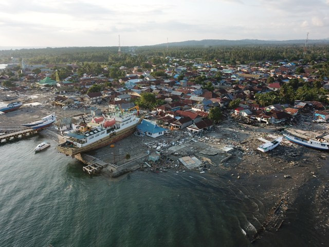 Kapal Sabuk Nusantara 39 yang terdampar ke daratan akibat gempa dan tsunami di desa Wani, Pantai Barat Donggala, Sulawesi Tengah, Senin (1/10). ANTARA FOTO/Muhammad Adimaja.