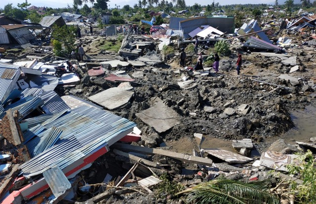 Reruntuhan rumah di Perumnas Bala Roa, Palu, akibat gempa bumi yang melanda Kota Palu. Foto: Antara/Darwin Fatir.