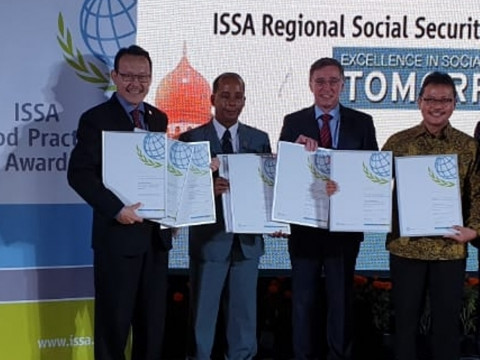 Direktur Utama BPJS Kesehatan Fachmi Idris (kiri) menerima