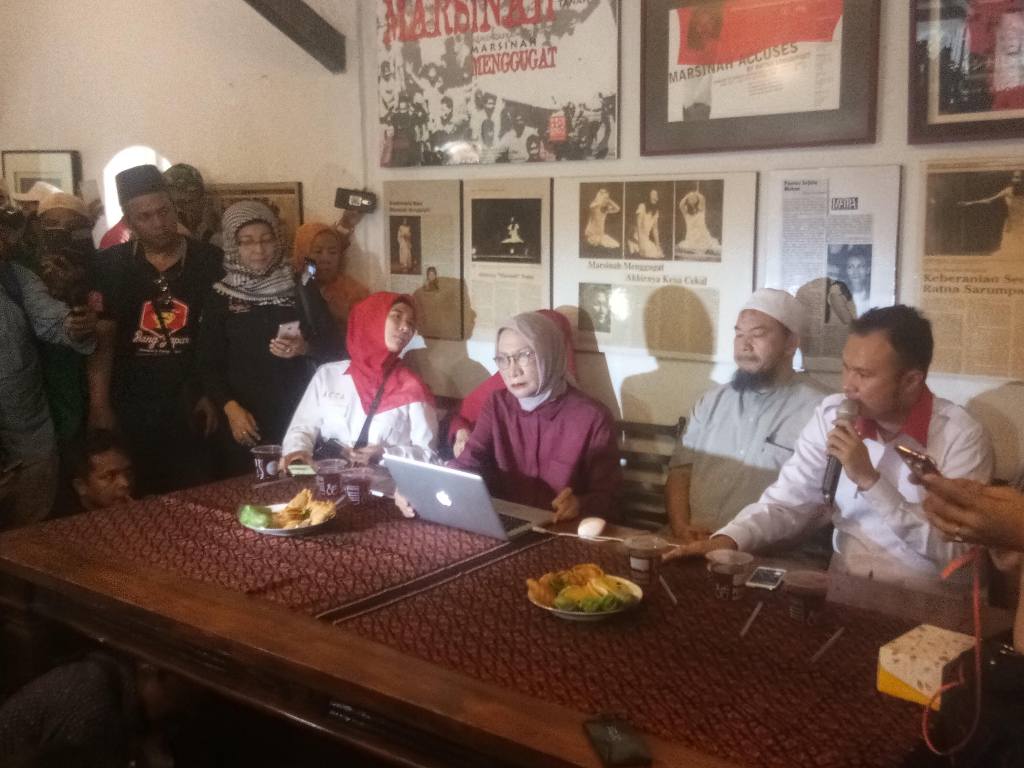 Ratna Sarumpaet (tengah). Foto: Medcom.id/Achmad Zulfikar Fazli.