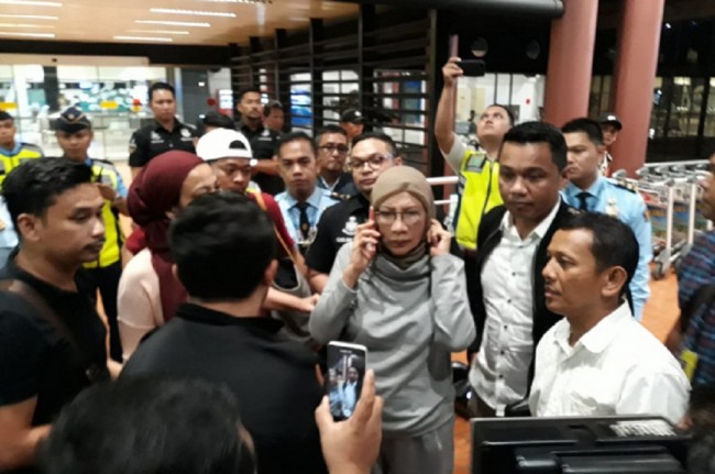 Aktivis Ratna Sarumpaet ditangkap polisi di Bandara Soekarno-Hatta Tangerang, Banten, saat hendak berangkat ke luar negeri, Kamis, 4 Oktober 2018, Medcom.id - Hendrik Simorangkir