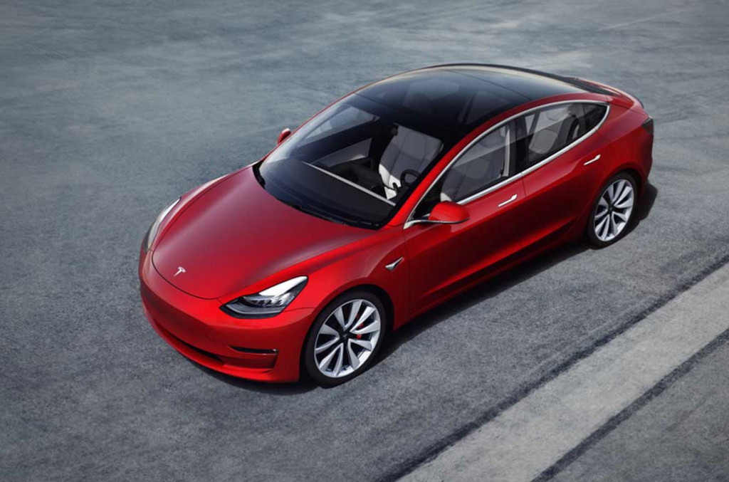 Tesla Model 3, sanggup ungguli penjualan mobil-mobil sedan bermesin konvensional. Tesla