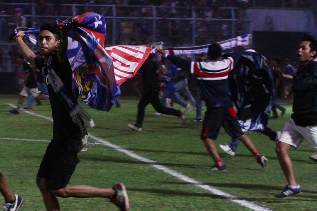 Aremania Masuk Lapangan Saat Laga Arema vs Persebaya