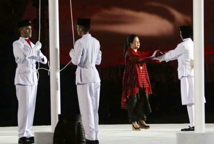 Menko PMK Bawakan Bendera Merah Putih