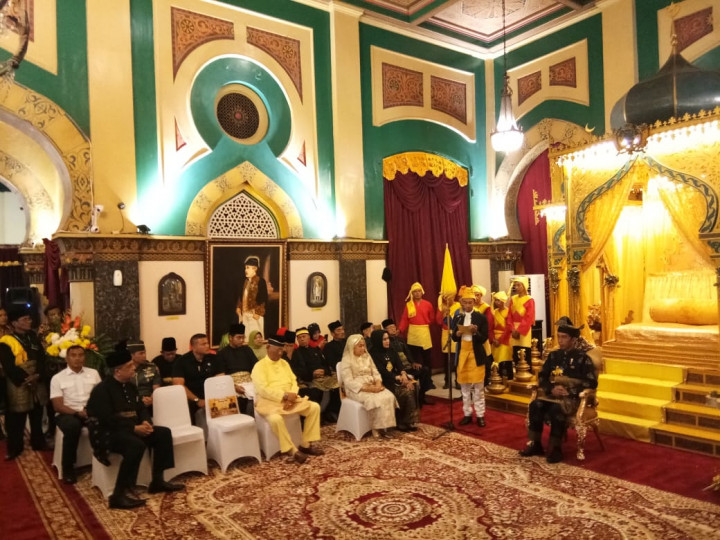 Jokowi Dianugerahi Gelar Adat oleh Kesultanan Deli