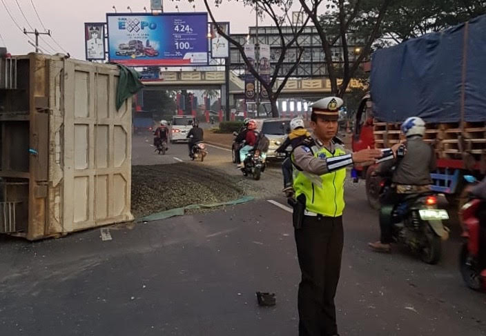 Truk Bermuatan Koral Terguling di Tangsel