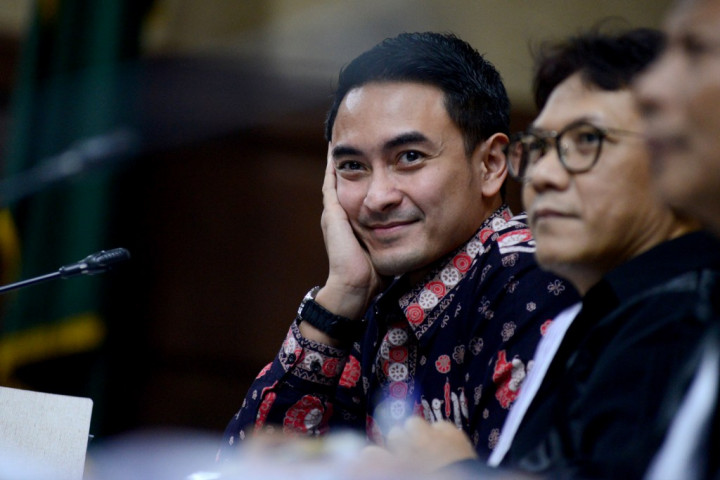 Kontraktor Bantah Menghadiahkan Zumi Zola Alphard