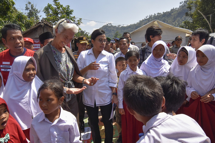 Direktur IMF Serahkan Bantuan untuk Korban Gempa Lombok