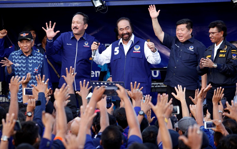 Ketua Umum Partai NasDem Surya Paloh didampingi sejumlah pengurus diantaranya Ketua Bappilu Effendy Choirie (kiri) dan Ketua Bappilu Jatim Ipong Muchlissoni (kedua kiri) bernyanyi di salah satu truk kampanye ketika acara Pelepasan Armada Kampanye Partai N