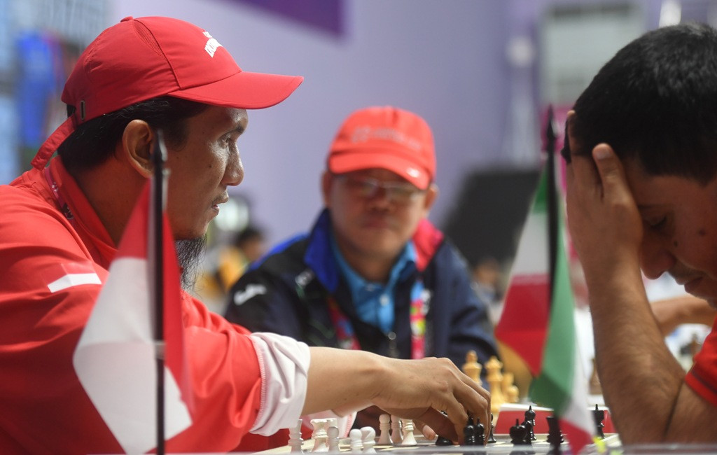 Pecatur Indonesia Wirawan Hendi (kiri) menjalankan bidak saat bertanding melawan pecatur Iran Roumifard Mehdi (Foto: Akbar Nugroho Gumay/Antara)
