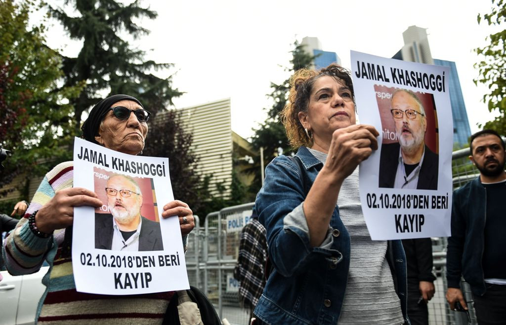 Sejumlah kelompok HAM di Istanbul berdemo di depan Konsulat Arab Saudi. (Foto: AFP)