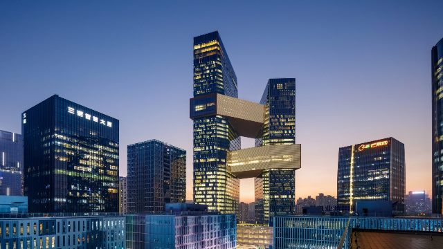 Kontur fasad gedung yang bergelombang terinspirasi bentuk awan dalam lukisan kuno Tiongkok. (dezeen/NJJB/Tim Griffith)/