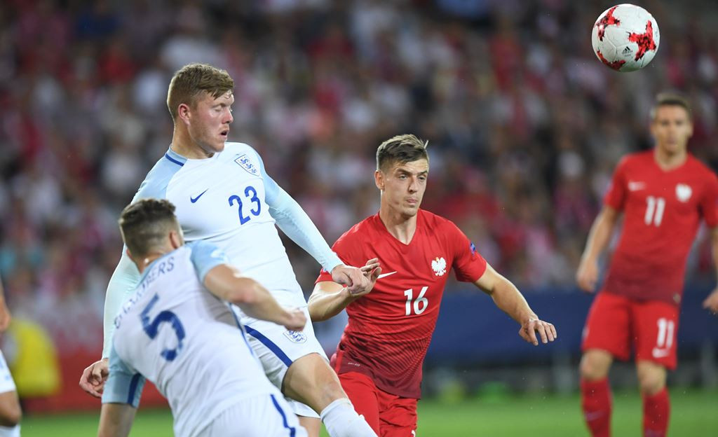 Penyerang Polandia, Krzysztof Piatek (no.16) berduel dengan pemain Inggris (AFP/Piotr Nowak)