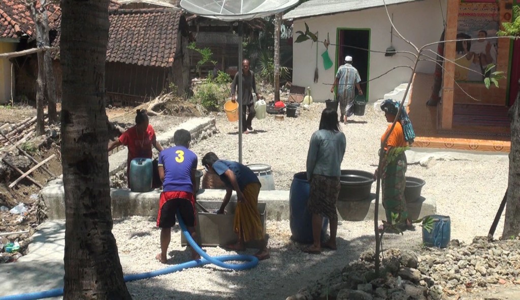 Warga Sumenep saat antre bantuan air bersih – Medcom.id / Rahmatullah