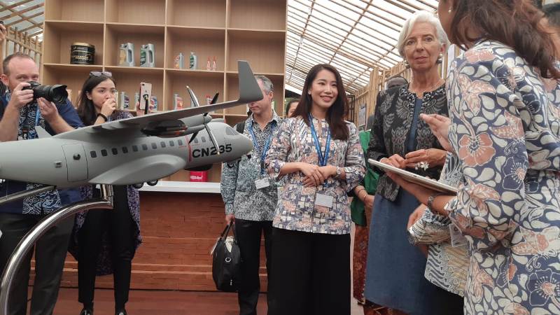 Managing Director atau Direktur Pelaksana Internasional Monetery Fund (IMF), Christine Lagarde mengunjungi Pavilion Indonesia Dok: Kementerian BUMN.