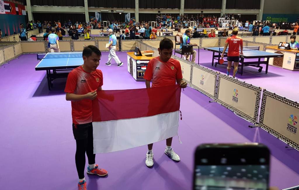 Ganda putra para tenis meja Indonesia Komet Akbar/David Jacobs meraih medali emas di Asian Para Games 2018 (Foto: medcom.id/M. Rizky Adhestian)