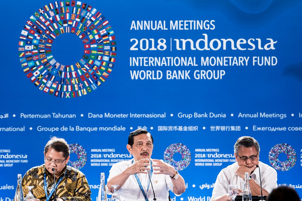 Menteri Koordinator Bidang Kemaritiman Luhut Binsar Pandjaitan (tengah) bersama Menkominfo Rudiantara (kiri) dan Gubernur Bank Indonesia Perry Warjiyo (kanan) -- Foto: Antara/ M Agung Rajasa