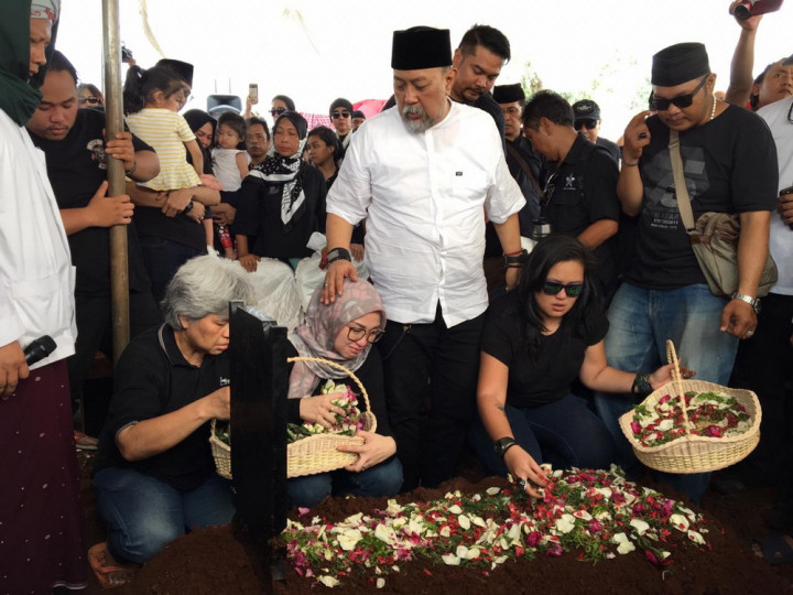 Suasana Haru Pemakaman Istri Indro Warkop