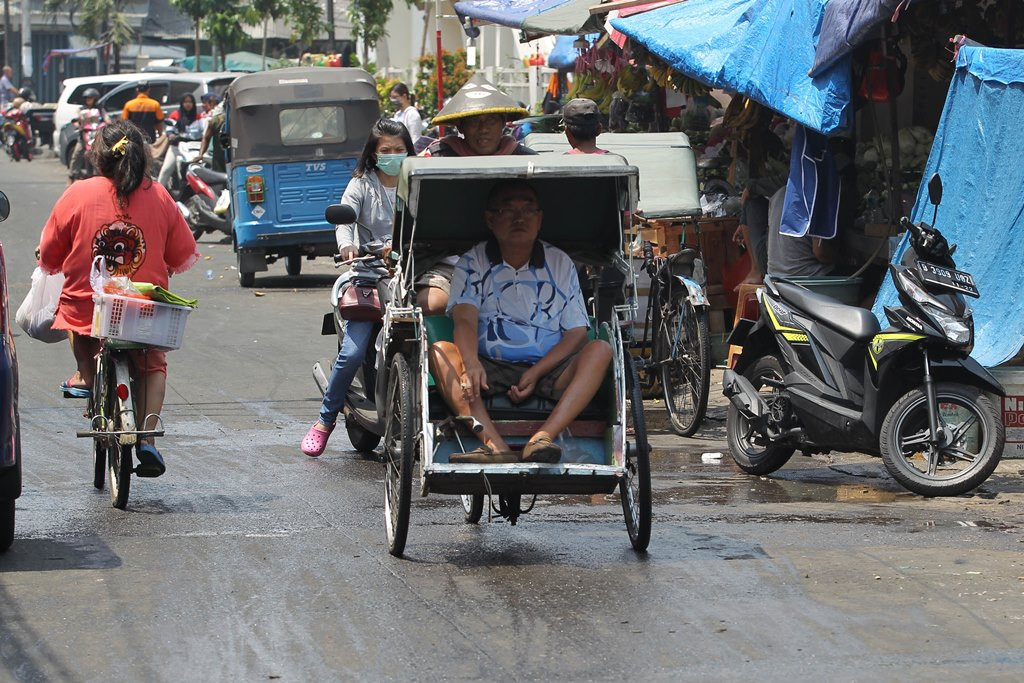 Warga menggunakan transportasi becak di kawasan Pasar Teluk Gong, Pejagalan, Jakarta Utara. (Foto: MI/Pius Erlangga)