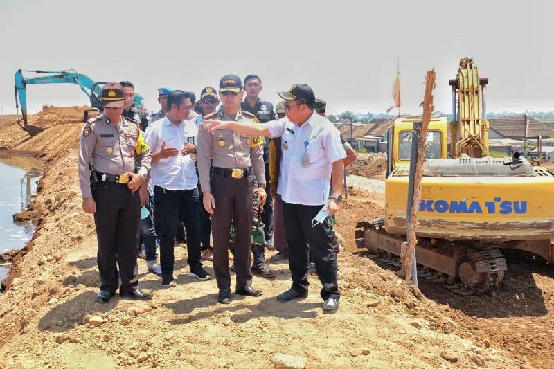 Kapolresta Sidoarjo Kombes Himawan Bayu Aji didampingi Dandim 0816, Letkol. Arief Cahyo Widodo mengecek tanggul penahan lumpur Sidoarjo, Jawa Timur, Rabu, 10 Oktober 2018. Medcom.id/ Syaikhul Hadi.