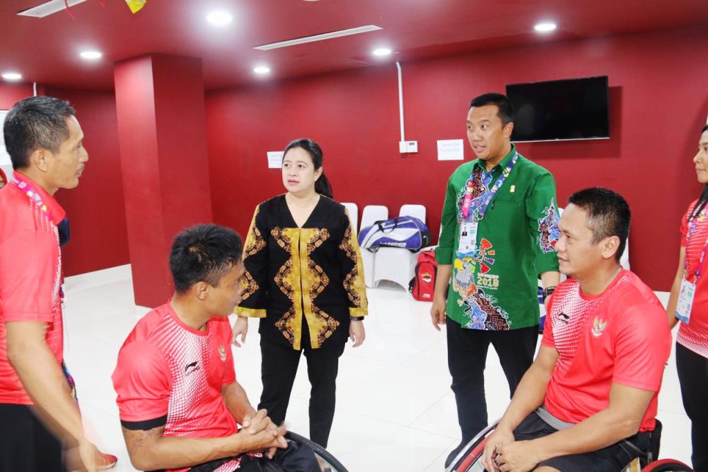 Menko PMK Puan Maharani dan Menpora Imam Nahrawi menyemangati atlet Asian Para Games 2018 (Foto:Dok.Kemenko PMK)