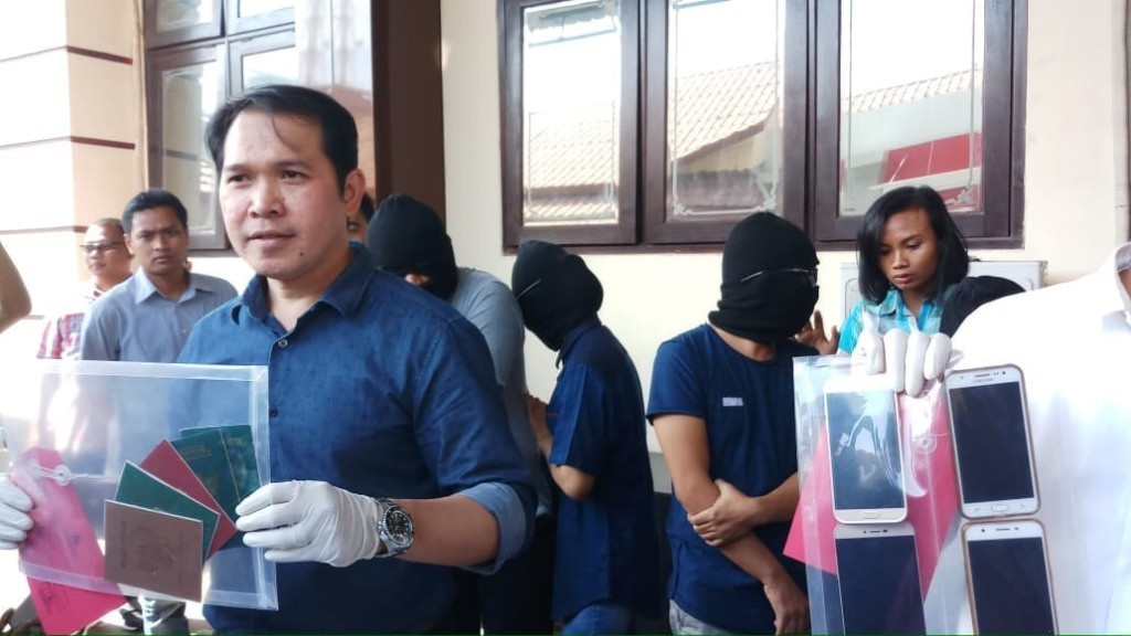 Subdit IV Renakta Direktorat Reserse Kriminal Umum (Ditreskrimum) Polda Jawa Timur saat merilis kasus swinger atau pertukaran pasangan suami istri. (Medcom.id/Amal).
