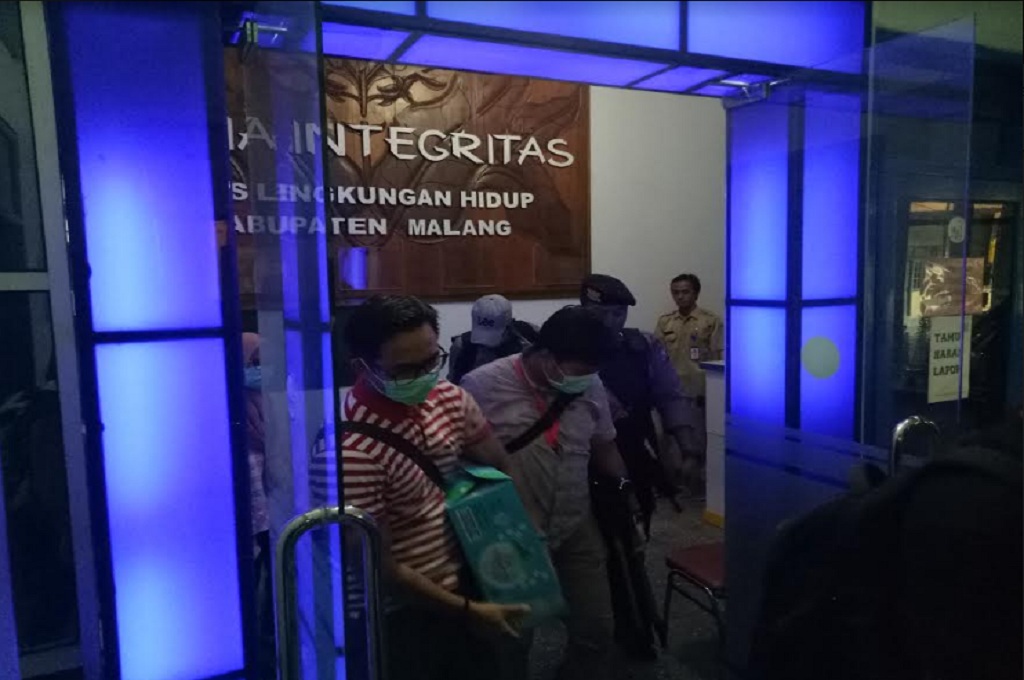 Penyidik KPK membawa sejumlah dokumen dari sebuah kantor di Kabupaten Malang diduga terkait kasus korupsi yang menjerat Bupati Rendra Kresna sebagai tersangka, Rabu, 10 Oktober 2018, Medcom.id - Daviq