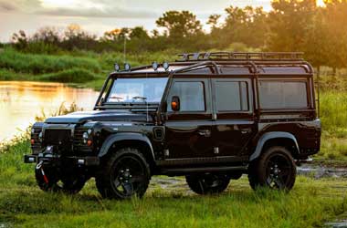 Land Rover Defender Pinjam 'Jantung' Corvette