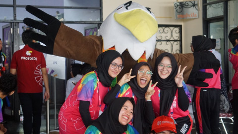 Momo saat meladeni relawan melakukan foto bareng (Foto: