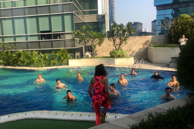 Melakukan Zumba di Dalam Air Asyik Sekaligus Menyehatkan