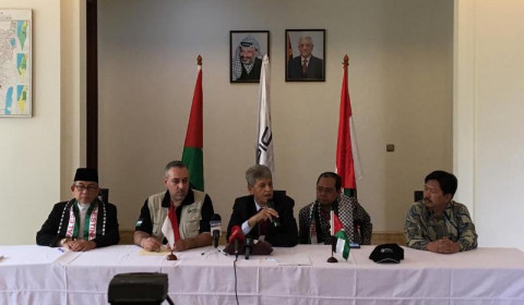 Duta Besar Palestina untuk Indonesia Zuhair Al Shun (memegang