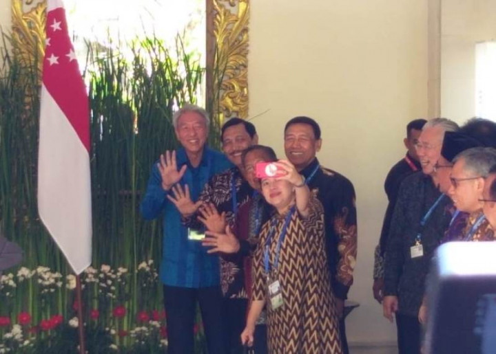 Gaya Swafoto Para Menteri dengan Wakil PM Singapura