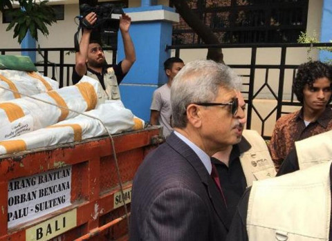 Duta Besar Palestina untuk Indonesia Zuhair Al Shun memberikan