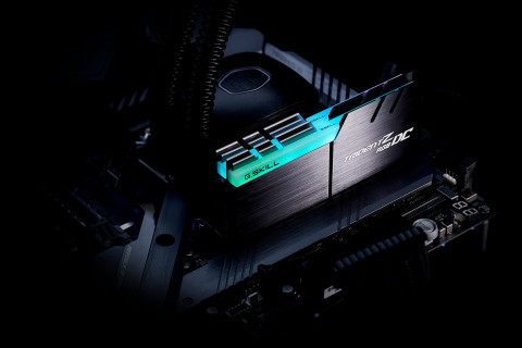 G.Skill Trident Z RGB DC terpasang di motherboard.