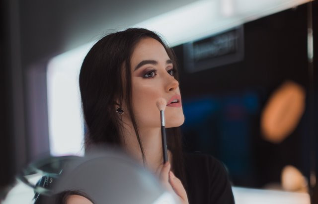 Trik <i>Make</i> <i>Up</i> Bagi Si Kulit Berminyak