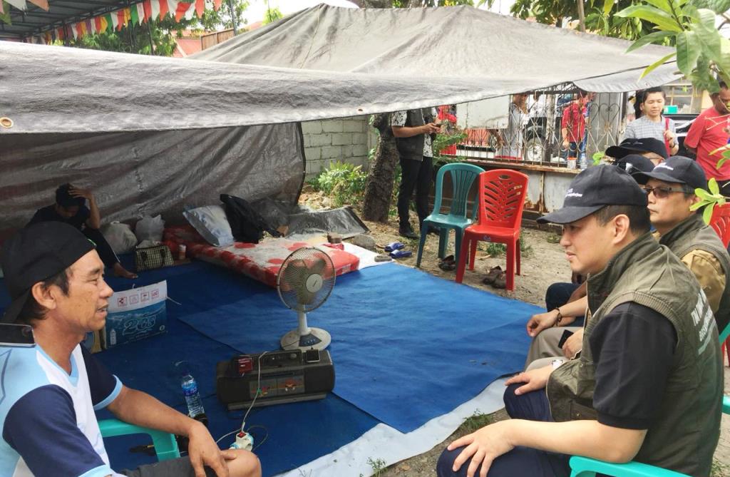 Korban gempa Krishna Syarif berbincang dengan Direktur Pelayanan BPJS Ketenagakerjaan Naufal Mahfudz, Direktur Umum dan SDM BPJS Ketenagakerjaan (Foto:Dok)