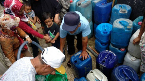 Warga Cicendo Bandung Serbu Pembagian Air Bersih