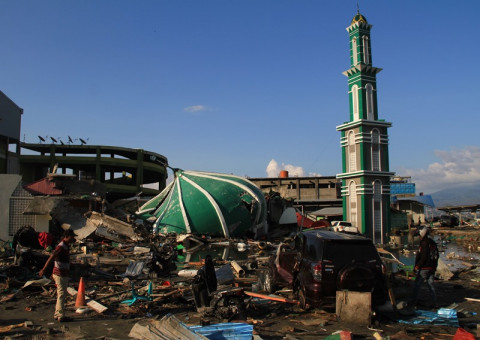 Kawasan Masjid Baiturrahman pascagempa dan tsunami di daerah