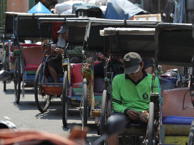 Sejumlah pengemudi becak mangkal di shelter becak kawasan, Pejagalan, Jakarta Utara, Selasa (9/10). Foto: MI/Pius Erlangga.