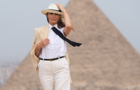 Melania Trump saat mengunjungi Piramida di Mesir. (Foto: AFP).