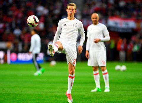 De Jong Enggan Buru-buru ke Barcelona