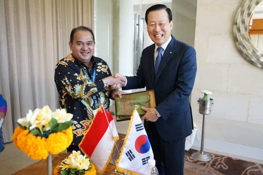 Sekretaris Kementerian Koperasi dan UKM Meliadi Sembiring bersama CEO Industrial Bank Of Korea Kim Do Jin (Foto:Dok.Kemenkop UKM)