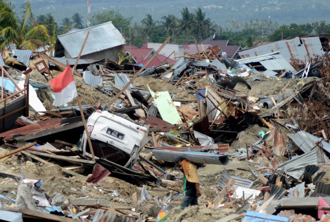 Warga mengangkat atap rumah yang terselamatkan dari gempa dan