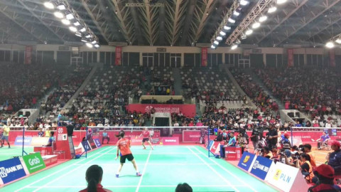 Suasana pertandingan Leani Ratri Oktila kontra Hefang Cheng.