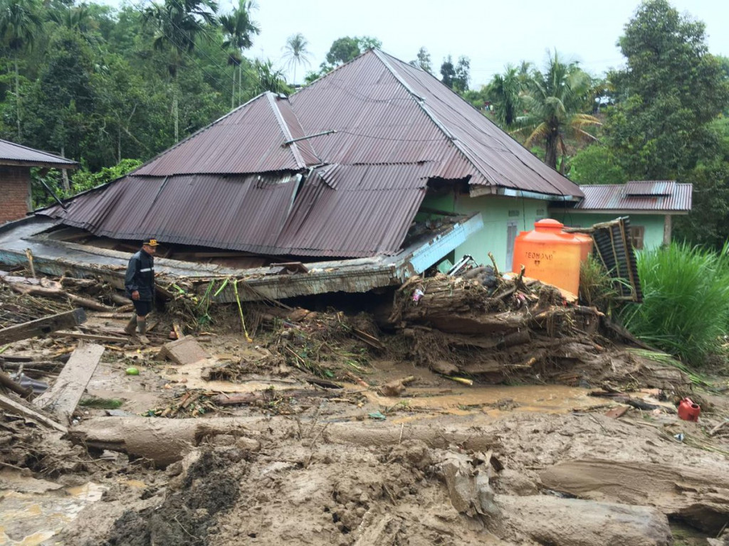 Banjir bandang di Tanah Datar hantam rumah warga. FOTO:BNPB