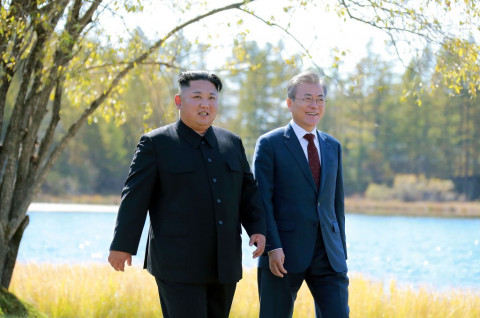 Pertemuan ketiga Presiden Moon Jae-in (kanan) dengan Kim