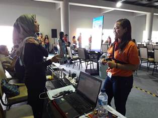 Gesitnya Relawan Ask Me di Perhelatan IMF-WB 2018