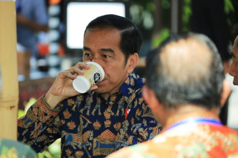 Presiden Joko Widodo meminum kopi yang disediakan booth BRIKOPI